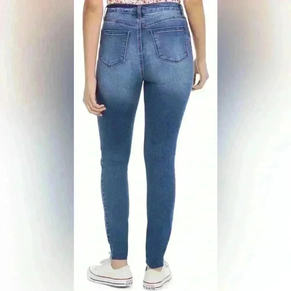 Juniors' Curvy High Rise Ripped Button-Fly Skinny Jeans - Picture 4 of 7